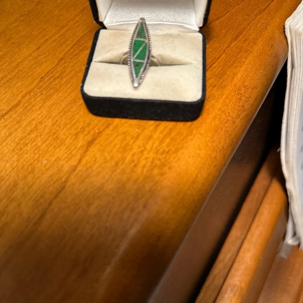 Native American vintage 925 sterling silver and inlaid malachite Zuni Ring